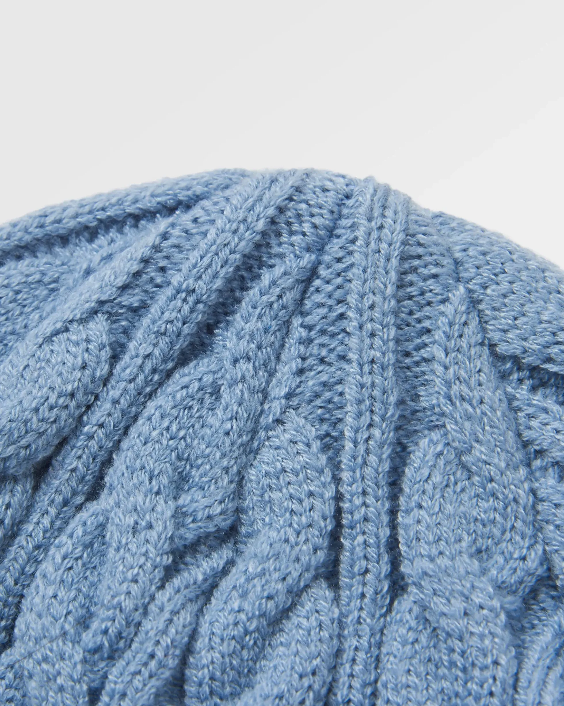 Fireside Zopfmuster-Beanie – Verblasstes Denim